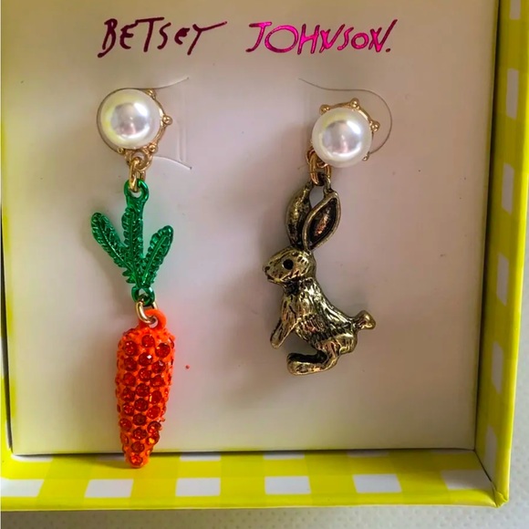 Betsey Johnson Gold Tone Bunny & Carrot Mismatch Drop Earrings Faux Pearl NIB - Picture 5 of 9